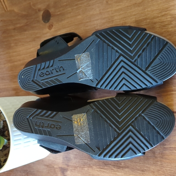 EARTH Black leather wedge heel sandals. - Picture 5 of 7